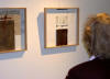 Ein Besucher der Ausstellung vor den Arbeiten von Wolfgang Brenner (Borchen), rechts: „Blutzoll an die Wissenschaft”. Fotos: Wolfgang Brenner